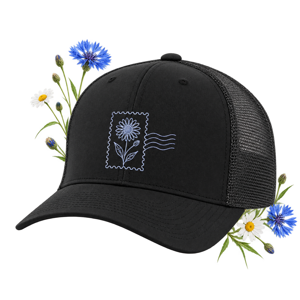 Flexfit 6511 with a structured, mid-profile and 6-panel crown and curved brim